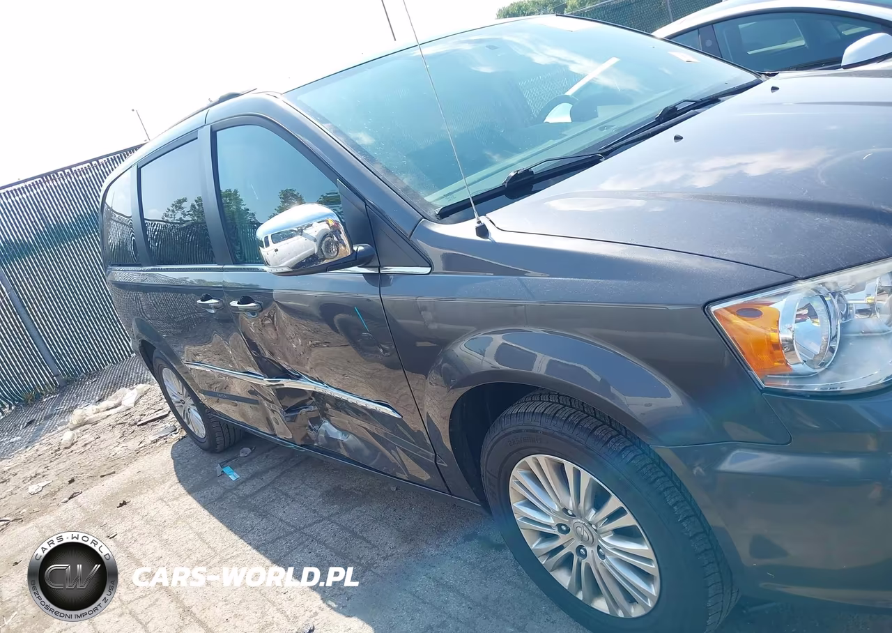 2015 Chrysler Town & Country Touring-L VIN:2C4RC1CG3FR589833 - 13