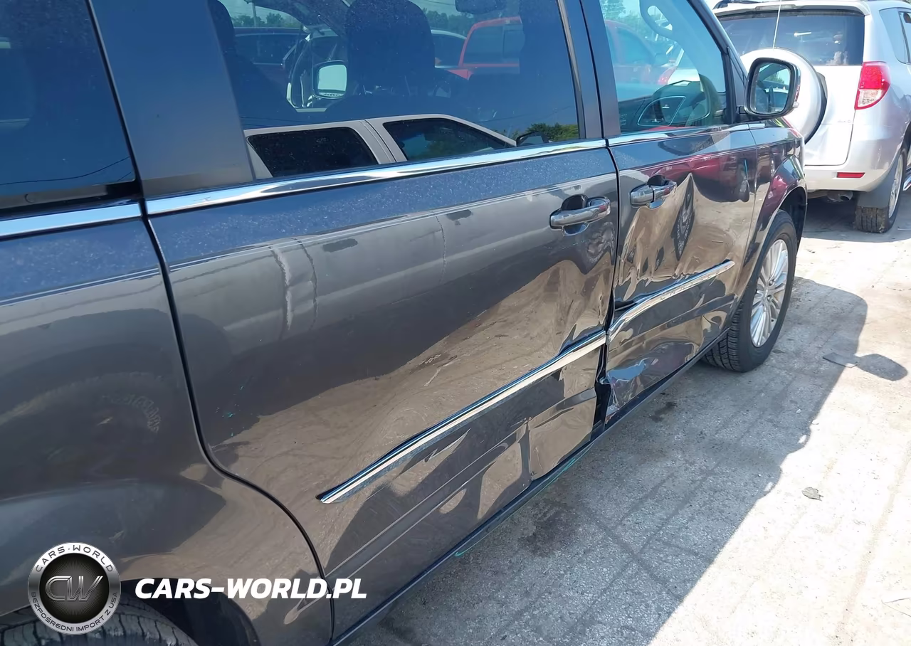 2015 Chrysler Town & Country Touring-L VIN:2C4RC1CG3FR589833 - 6