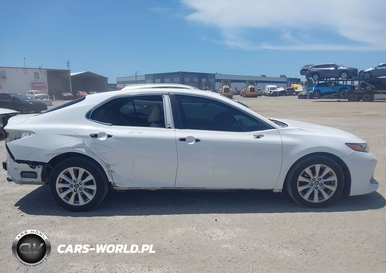 2018 Toyota Camry Le VIN:4T1B11HKXJU556761 - 13