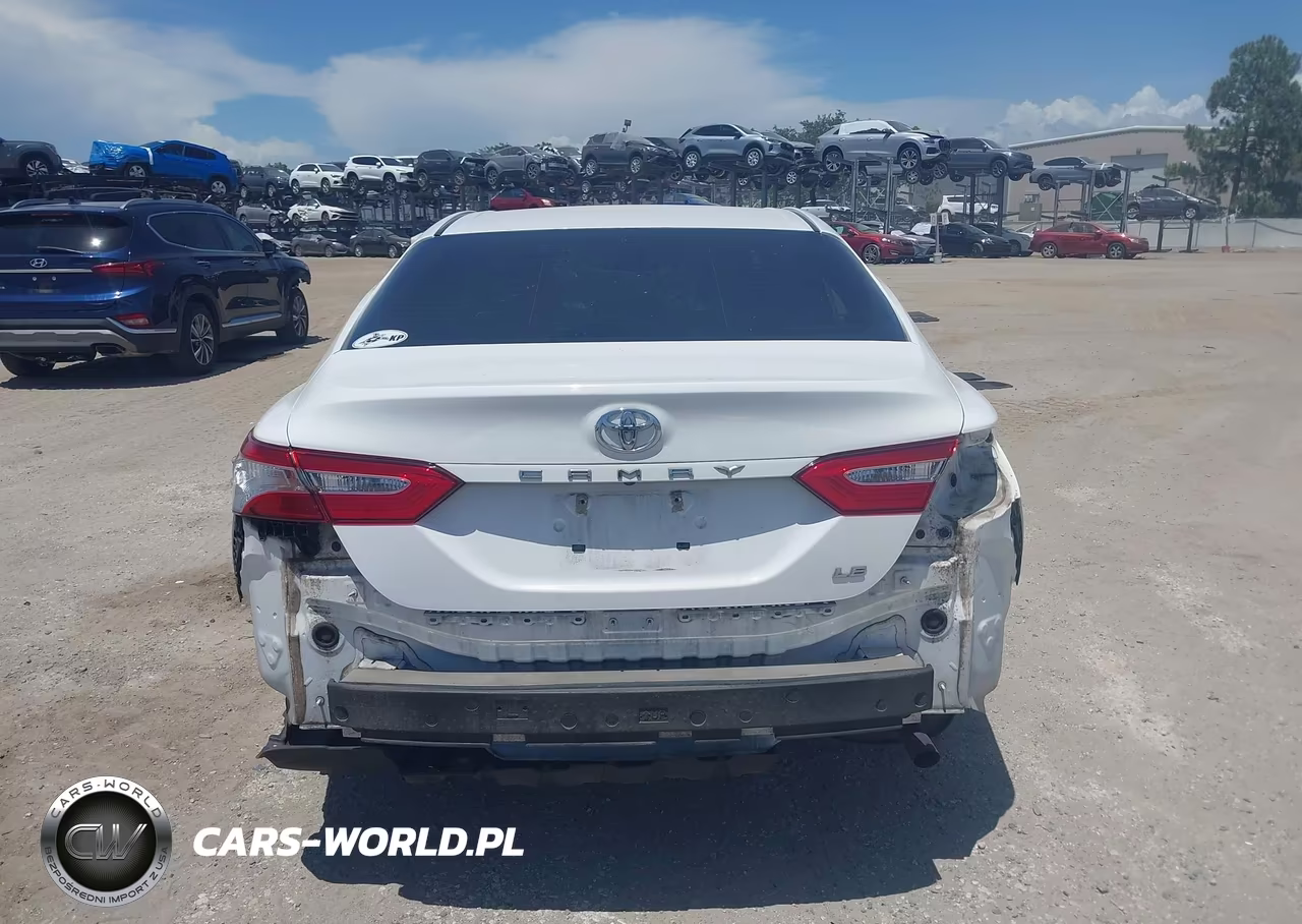 2018 Toyota Camry Le VIN:4T1B11HKXJU556761 - 16