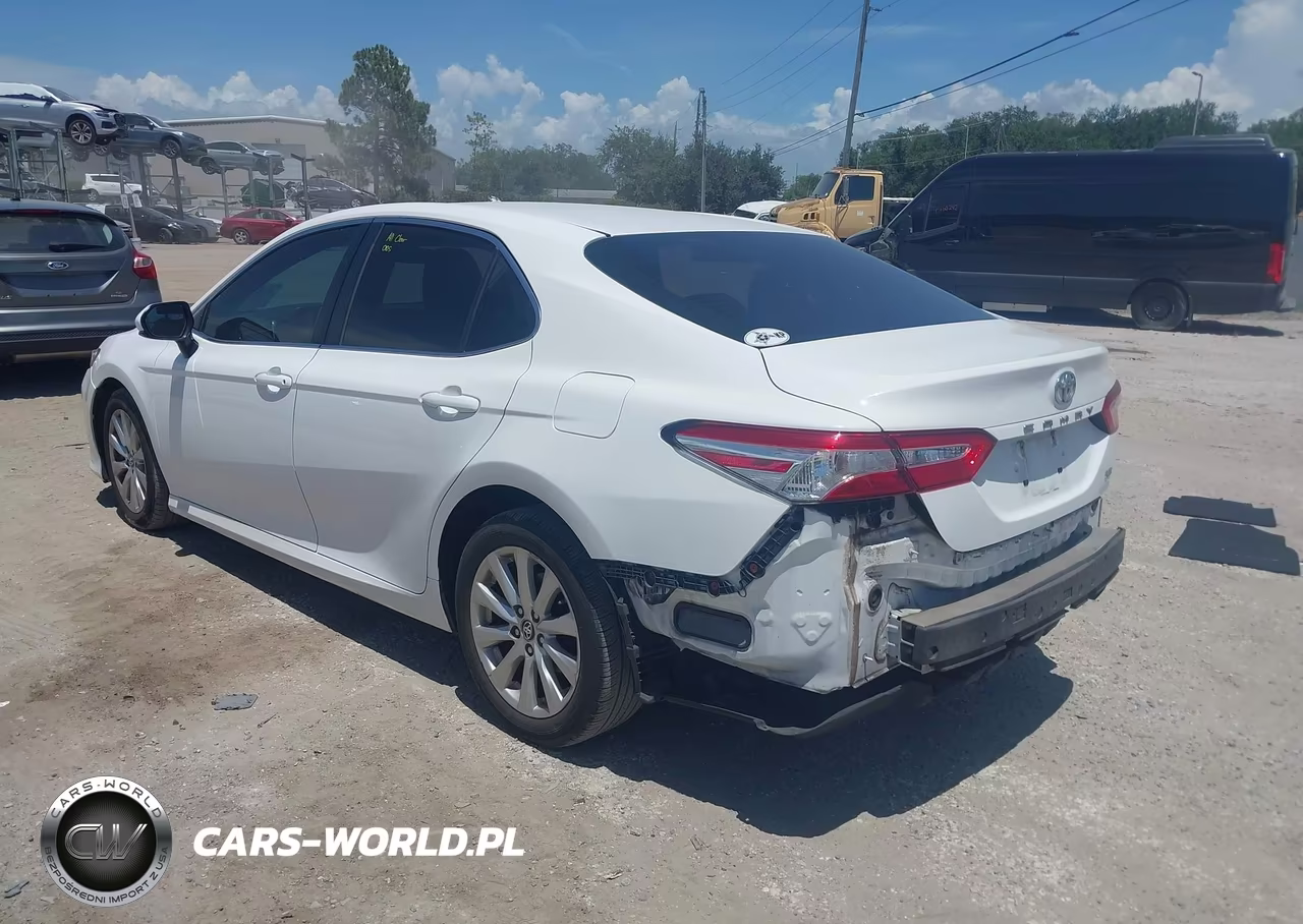 2018 Toyota Camry Le VIN:4T1B11HKXJU556761 - 3