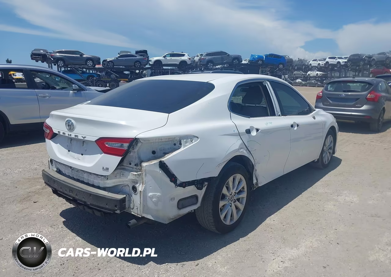 2018 Toyota Camry Le VIN:4T1B11HKXJU556761 - 4