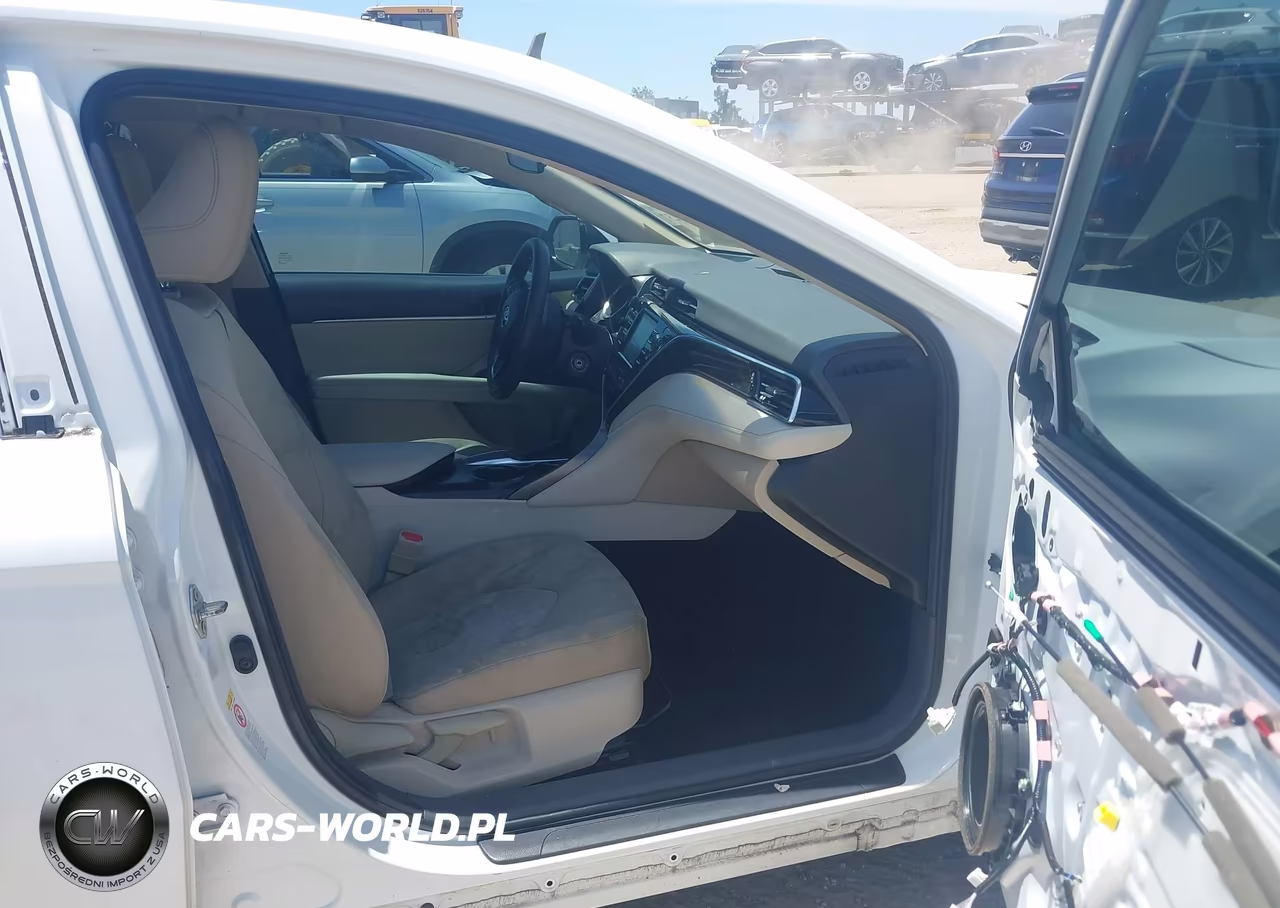2018 Toyota Camry Le VIN:4T1B11HKXJU556761 - 5