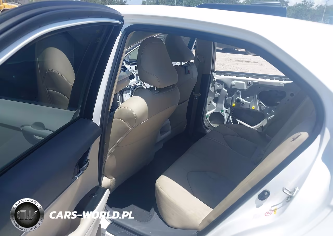 2018 Toyota Camry Le VIN:4T1B11HKXJU556761 - 8