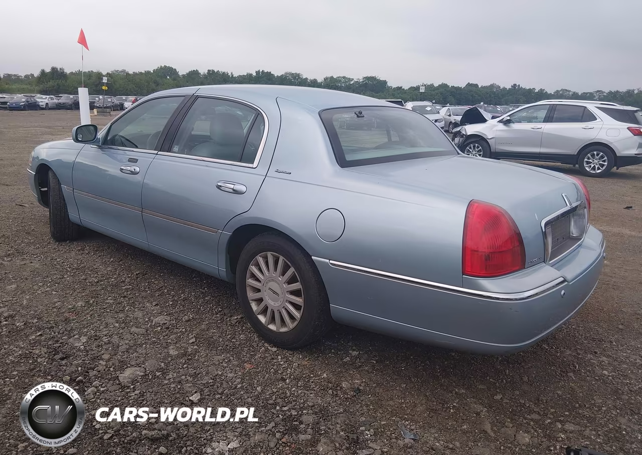 2005 Lincoln Town Car Signature VIN:1LNHM81W85Y605977 - 3