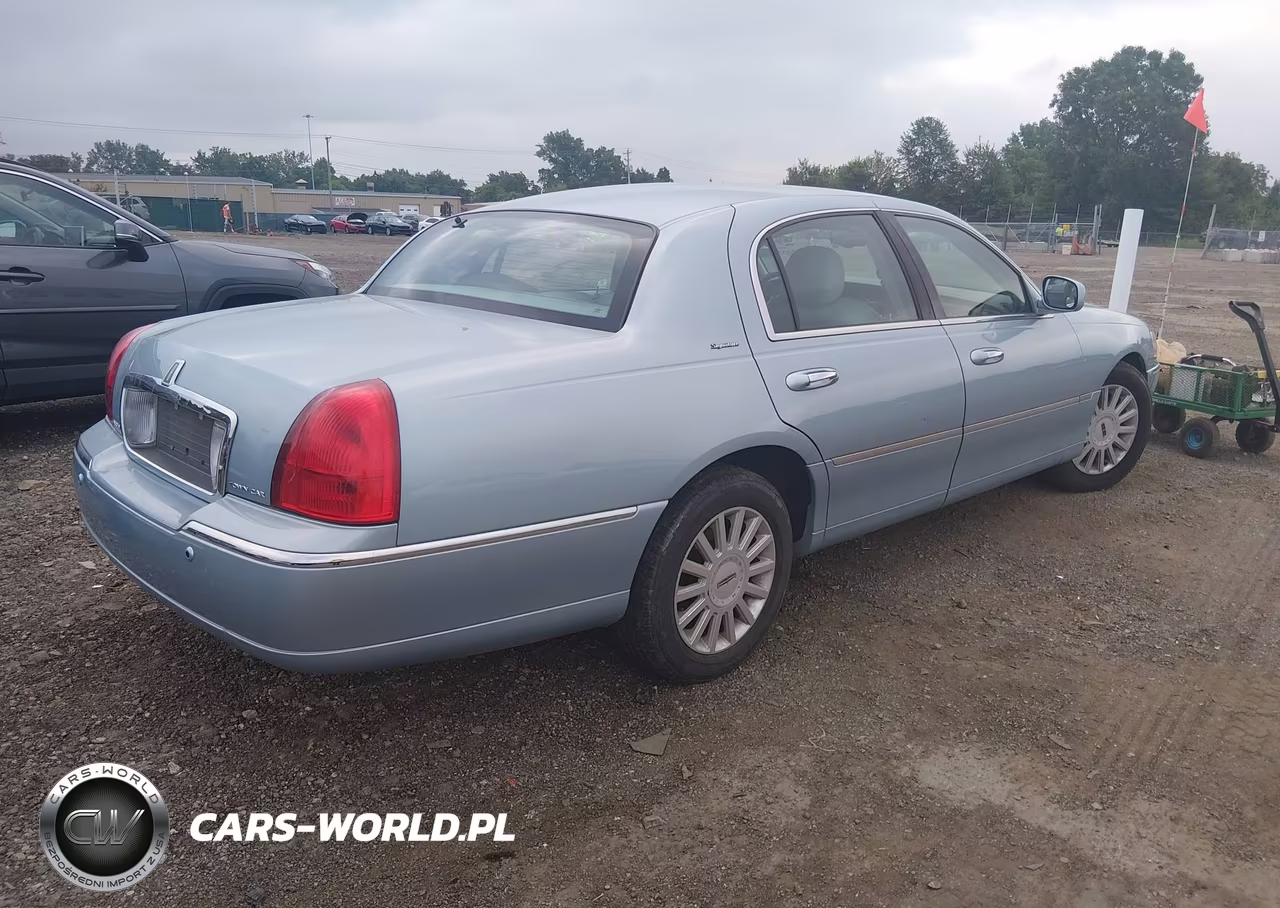 2005 Lincoln Town Car Signature VIN:1LNHM81W85Y605977 - 4