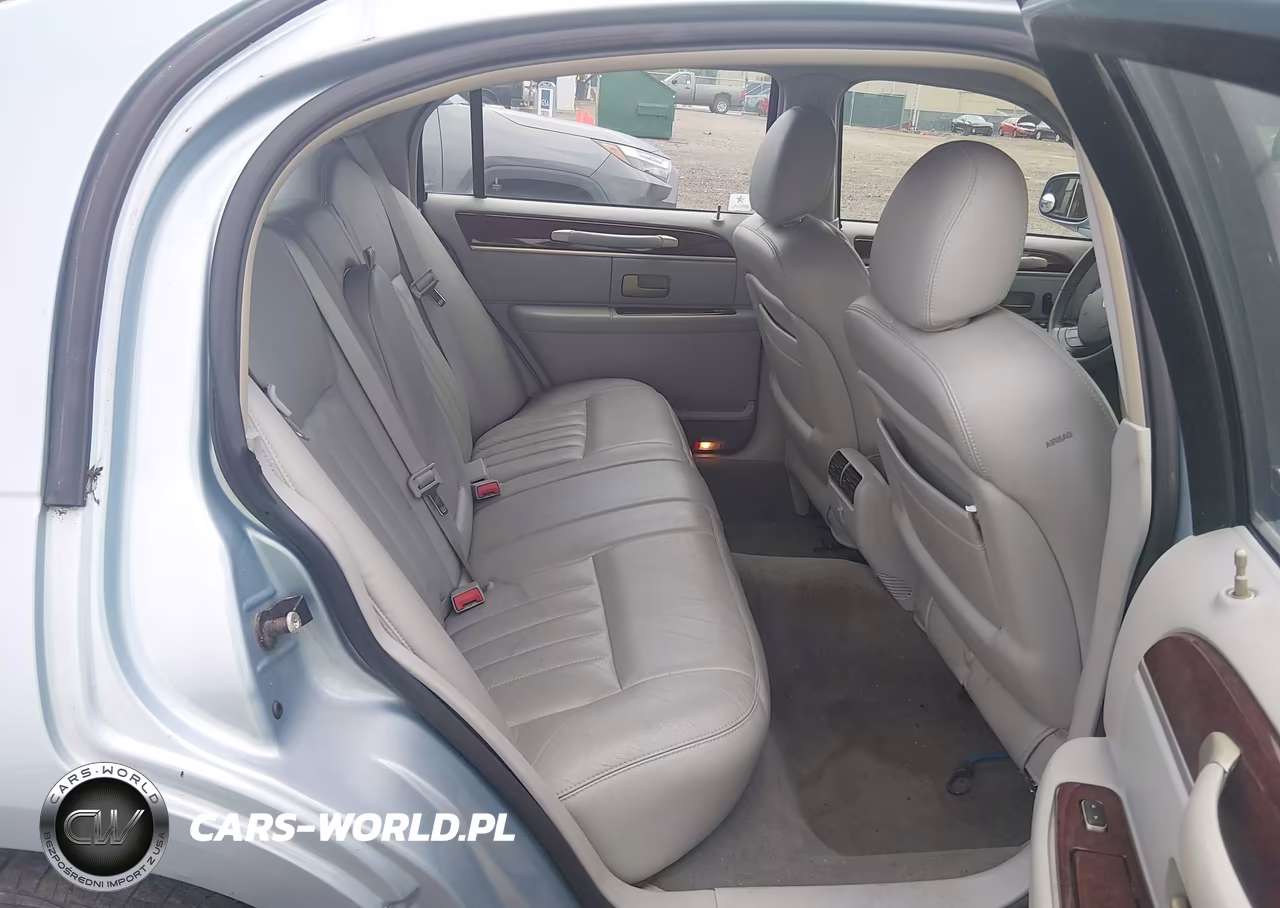 2005 Lincoln Town Car Signature VIN:1LNHM81W85Y605977 - 8