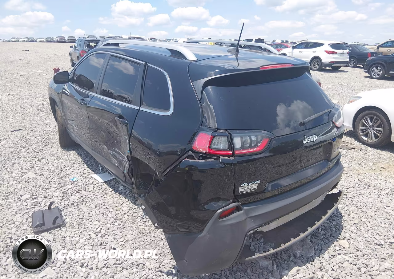 2019 Jeep Cherokee Latitude Plus 4X4 VIN:1C4PJMLBXKD199196 - 3