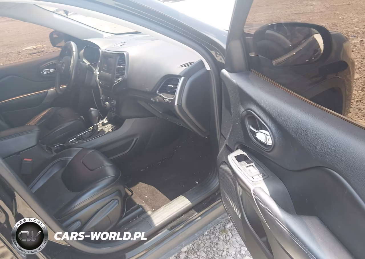 2019 Jeep Cherokee Latitude Plus 4X4 VIN:1C4PJMLBXKD199196 - 5