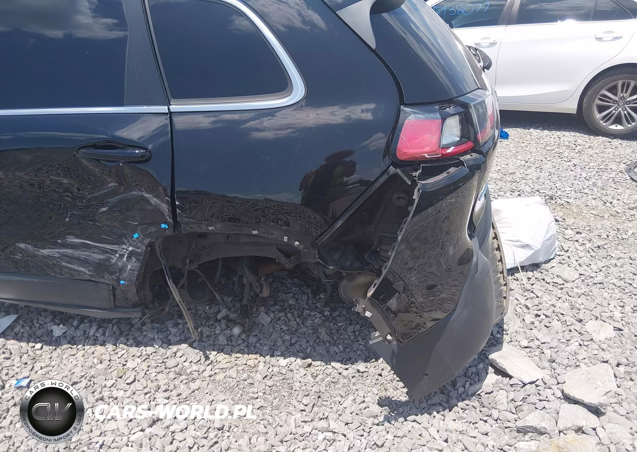 2019 Jeep Cherokee Latitude Plus 4X4 VIN:1C4PJMLBXKD199196 - 6