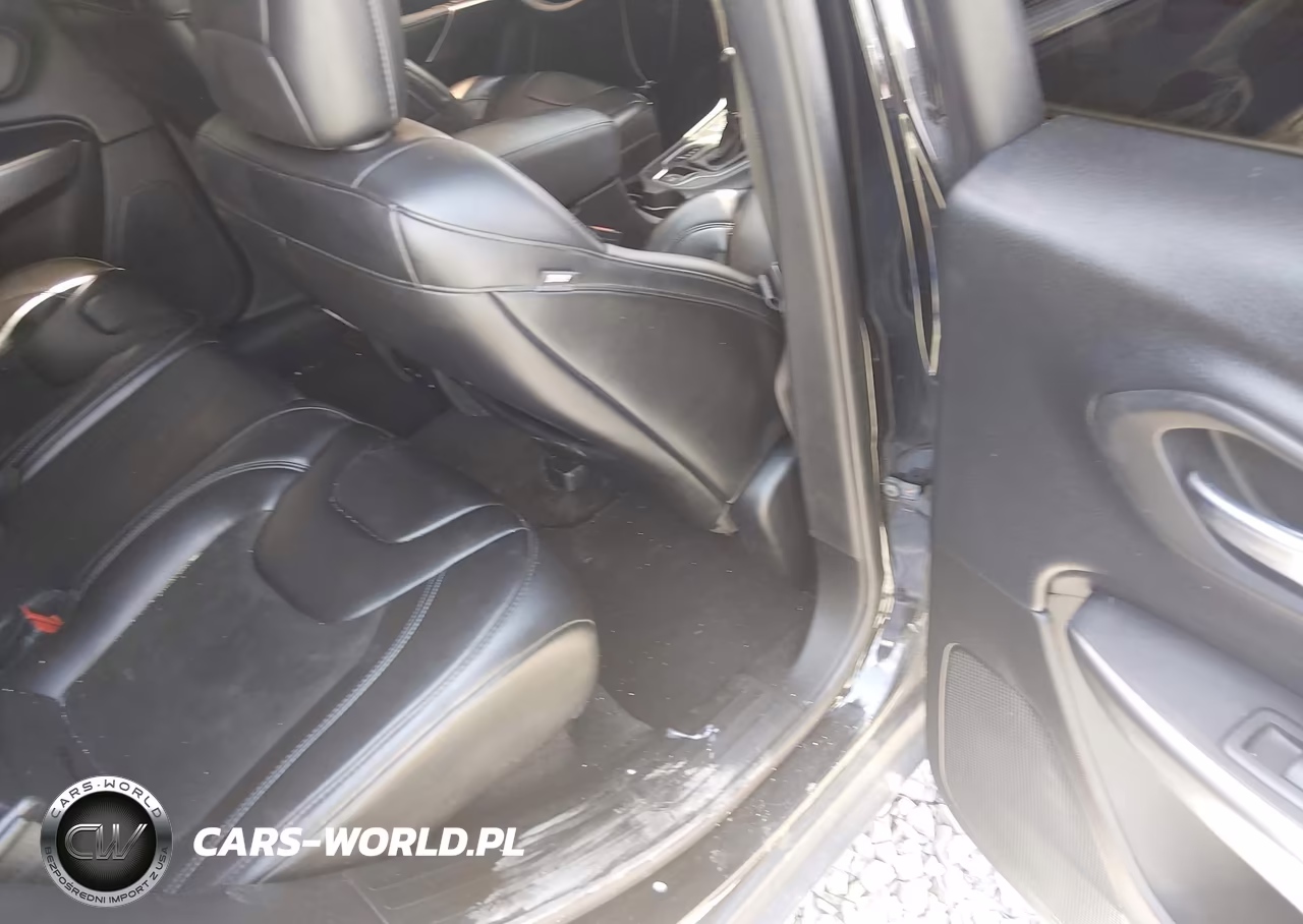 2019 Jeep Cherokee Latitude Plus 4X4 VIN:1C4PJMLBXKD199196 - 8
