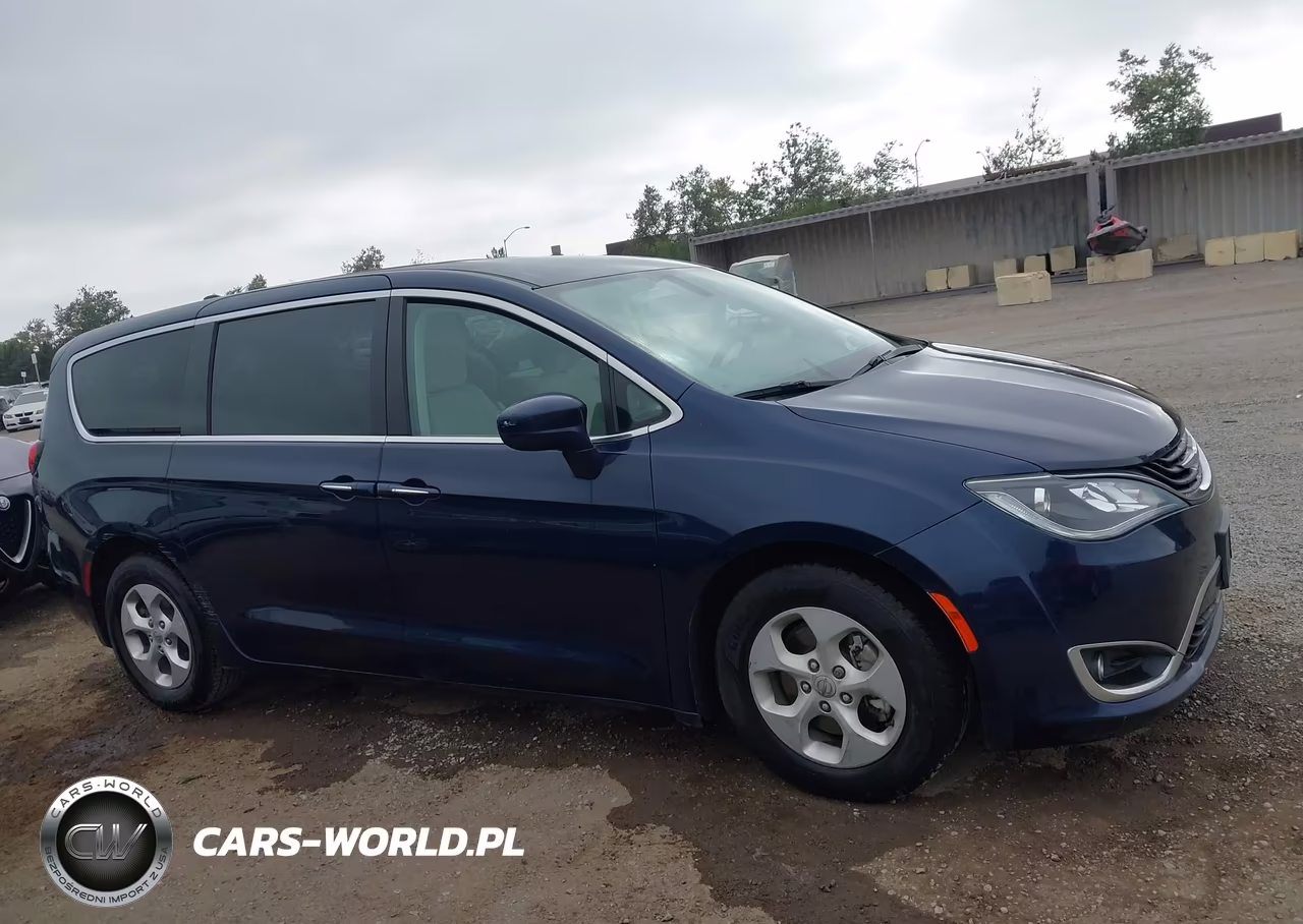 2018 Chrysler Pacifica Hybrid Touring Plus VIN:2C4RC1H79JR236546 - 13