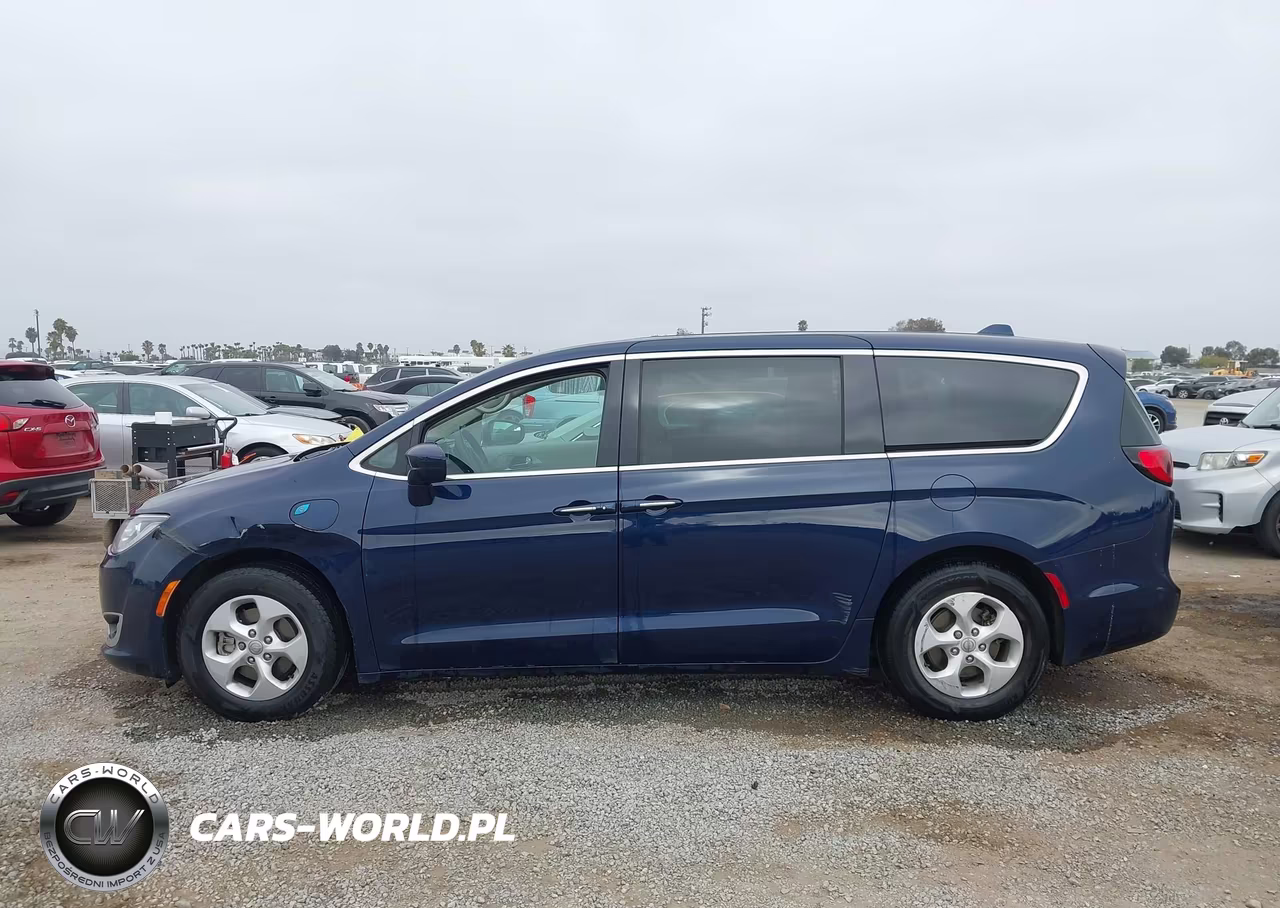 2018 Chrysler Pacifica Hybrid Touring Plus VIN:2C4RC1H79JR236546 - 14