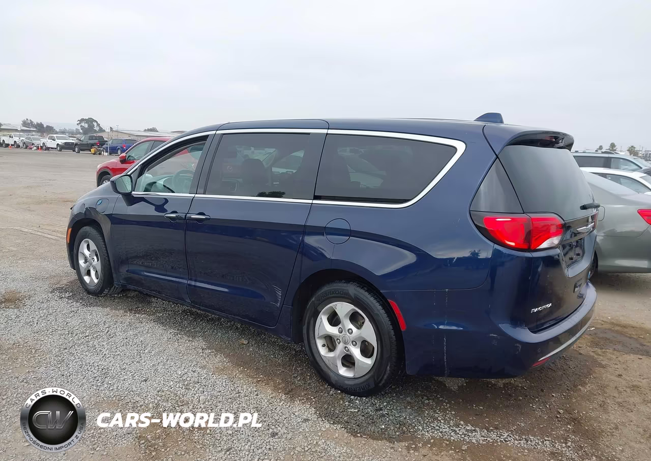 2018 Chrysler Pacifica Hybrid Touring Plus VIN:2C4RC1H79JR236546 - 3