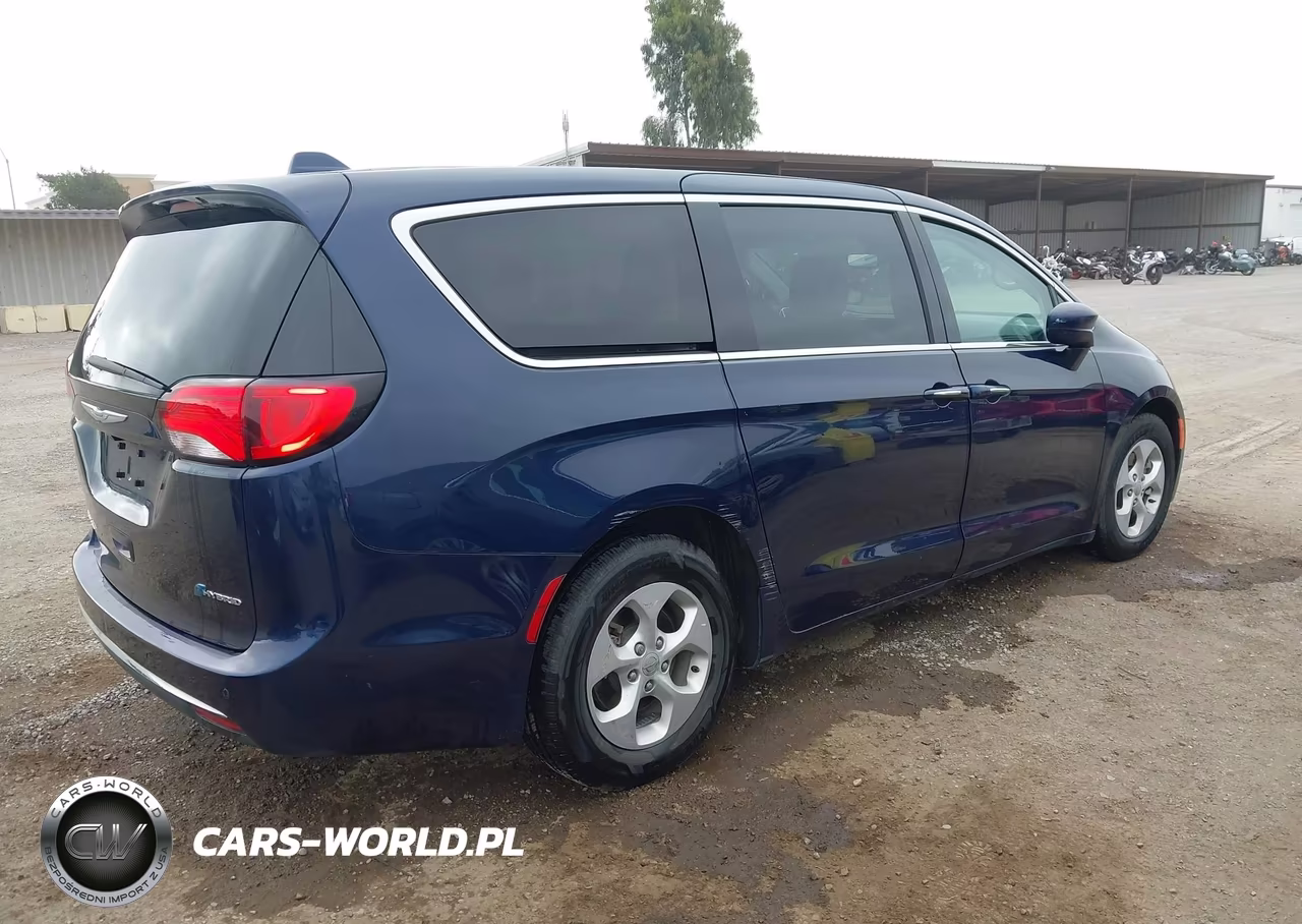 2018 Chrysler Pacifica Hybrid Touring Plus VIN:2C4RC1H79JR236546 - 4