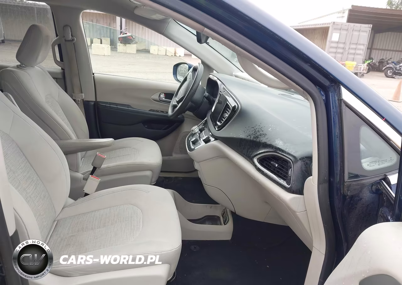 2018 Chrysler Pacifica Hybrid Touring Plus VIN:2C4RC1H79JR236546 - 5