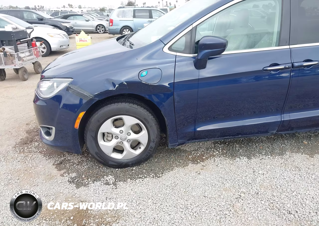 2018 Chrysler Pacifica Hybrid Touring Plus VIN:2C4RC1H79JR236546 - 6