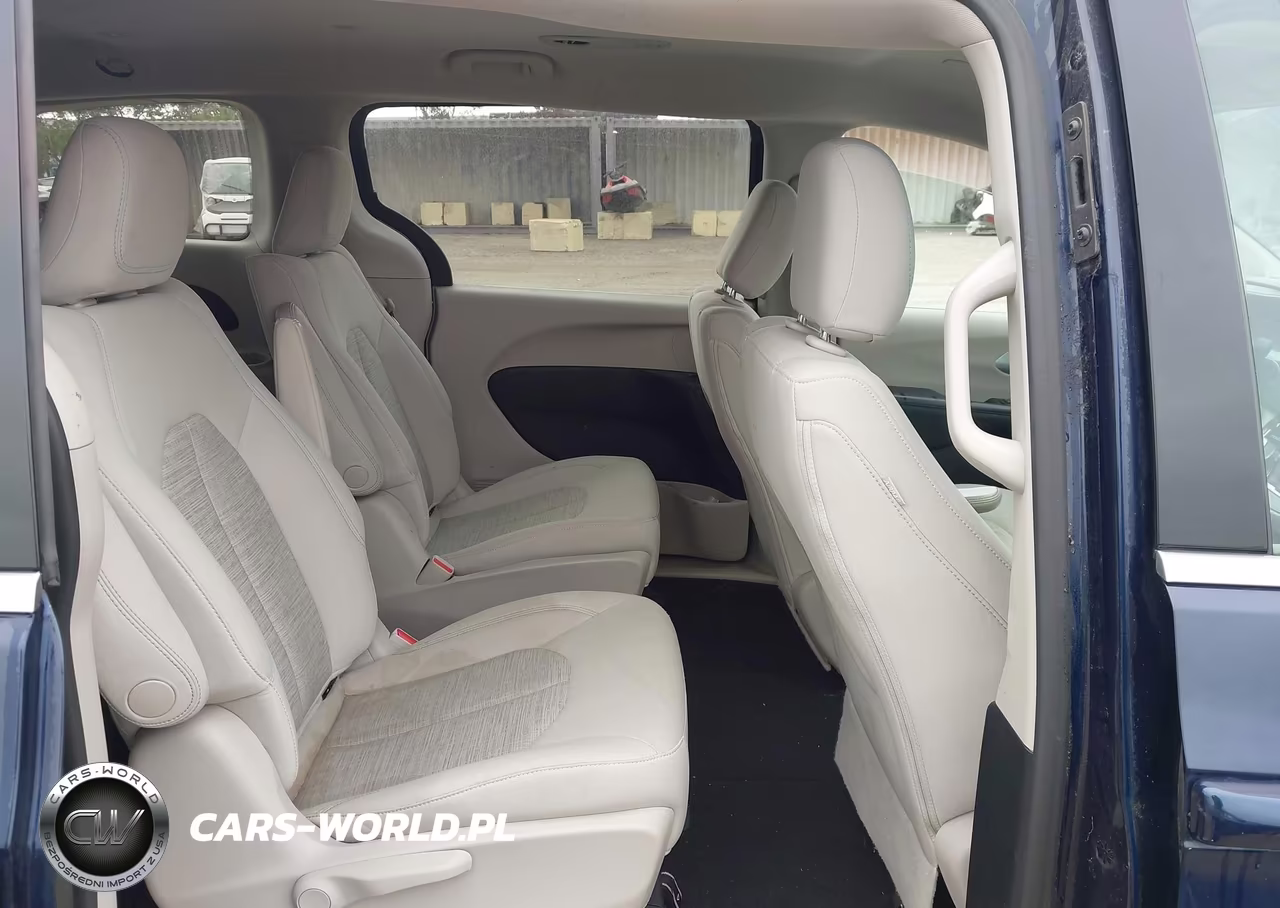 2018 Chrysler Pacifica Hybrid Touring Plus VIN:2C4RC1H79JR236546 - 8