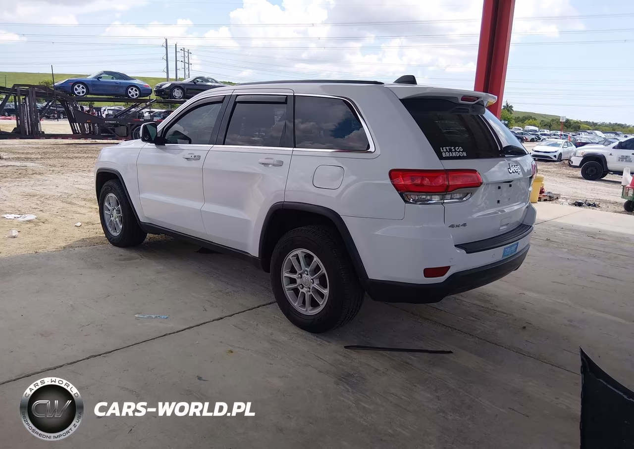 2018 Jeep Grand Cherokee Laredo 4X4 VIN:1C4RJFAG9JC188438 - 3