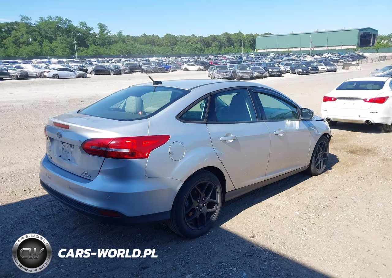 2016 Ford Focus Se VIN:1FADP3F21GL332289 - 4