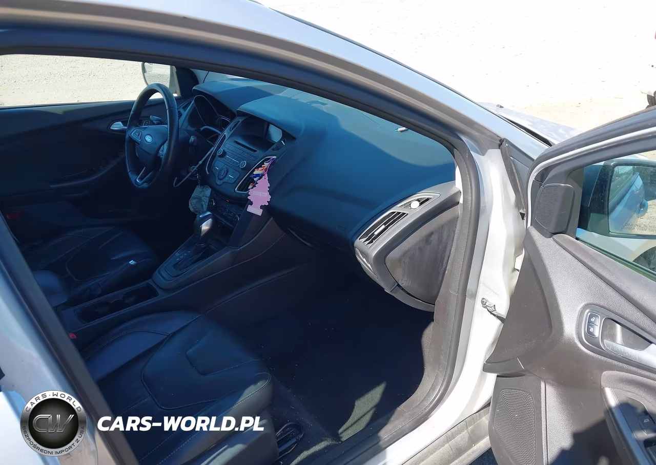 2016 Ford Focus Se VIN:1FADP3F21GL332289 - 5