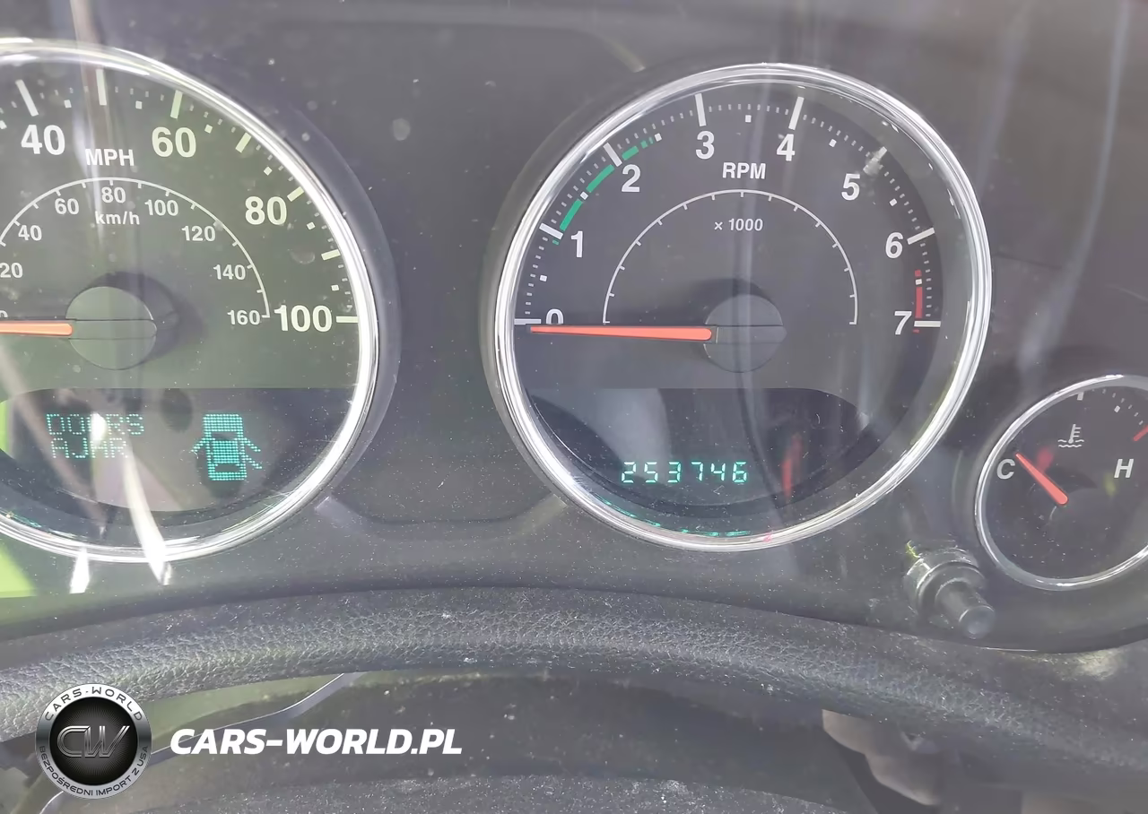 2013 Jeep Wrangler Unlimited Sahara VIN:1C4HJWEG5DL629184 - 7