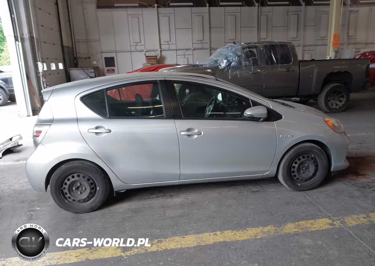 2014 Toyota Prius C Two VIN:JTDKDTB39E1558257 - 12