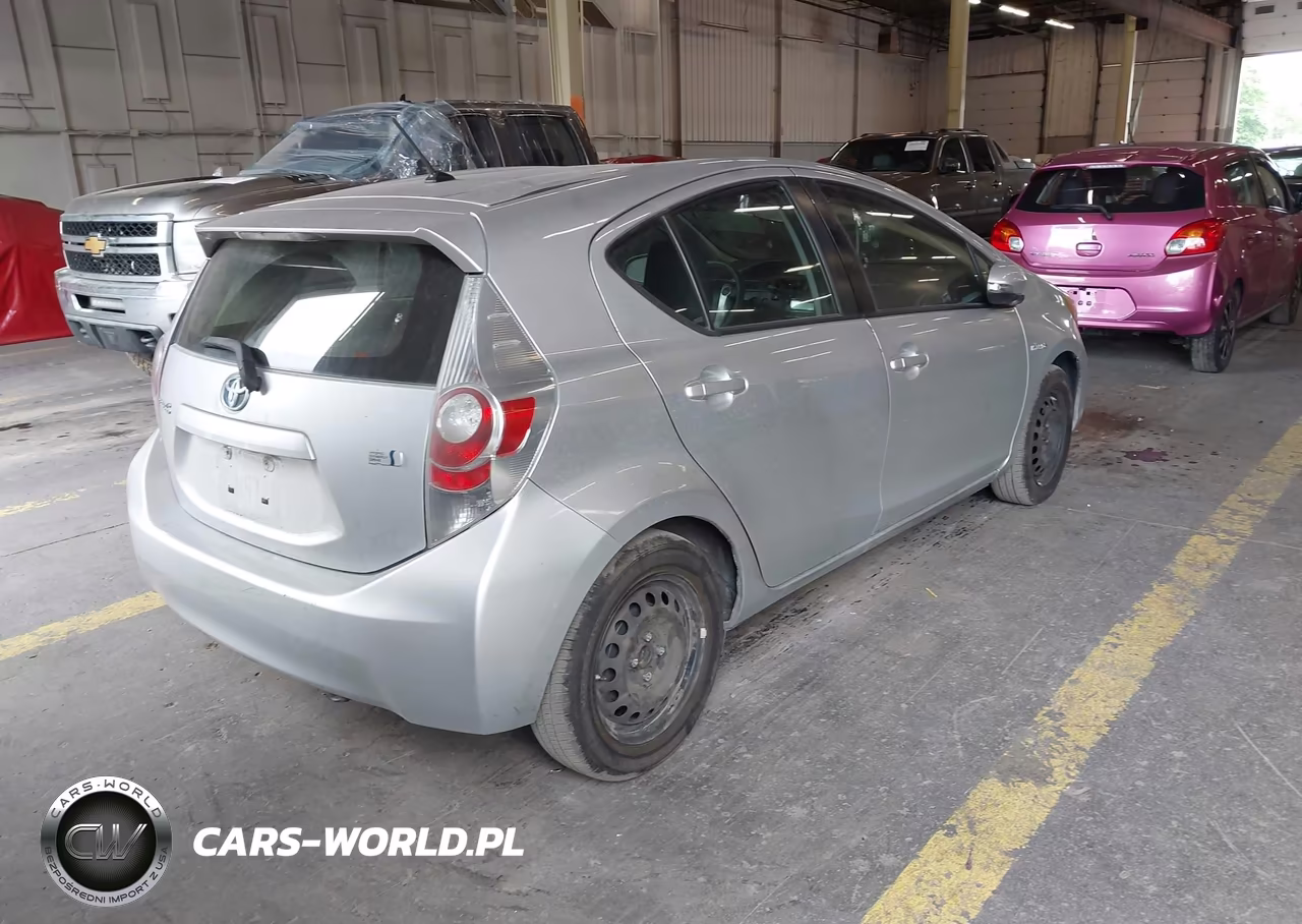 2014 Toyota Prius C Two VIN:JTDKDTB39E1558257 - 4