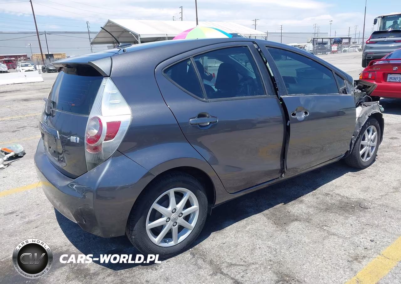 2013 Toyota Prius C Four VIN:JTDKDTB30D1035854 - 4