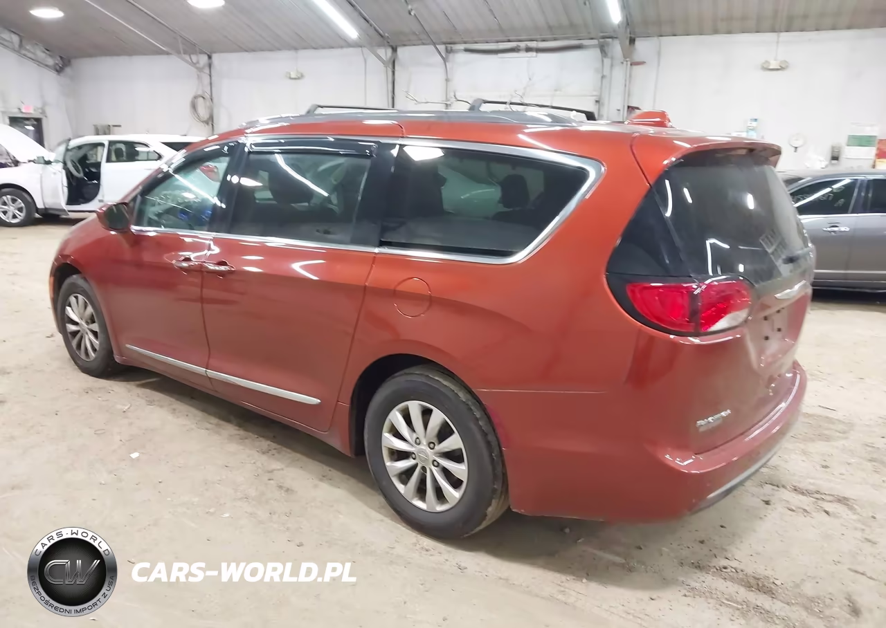 2018 Chrysler Pacifica Touring L VIN:2C4RC1BG2JR175016 - 3