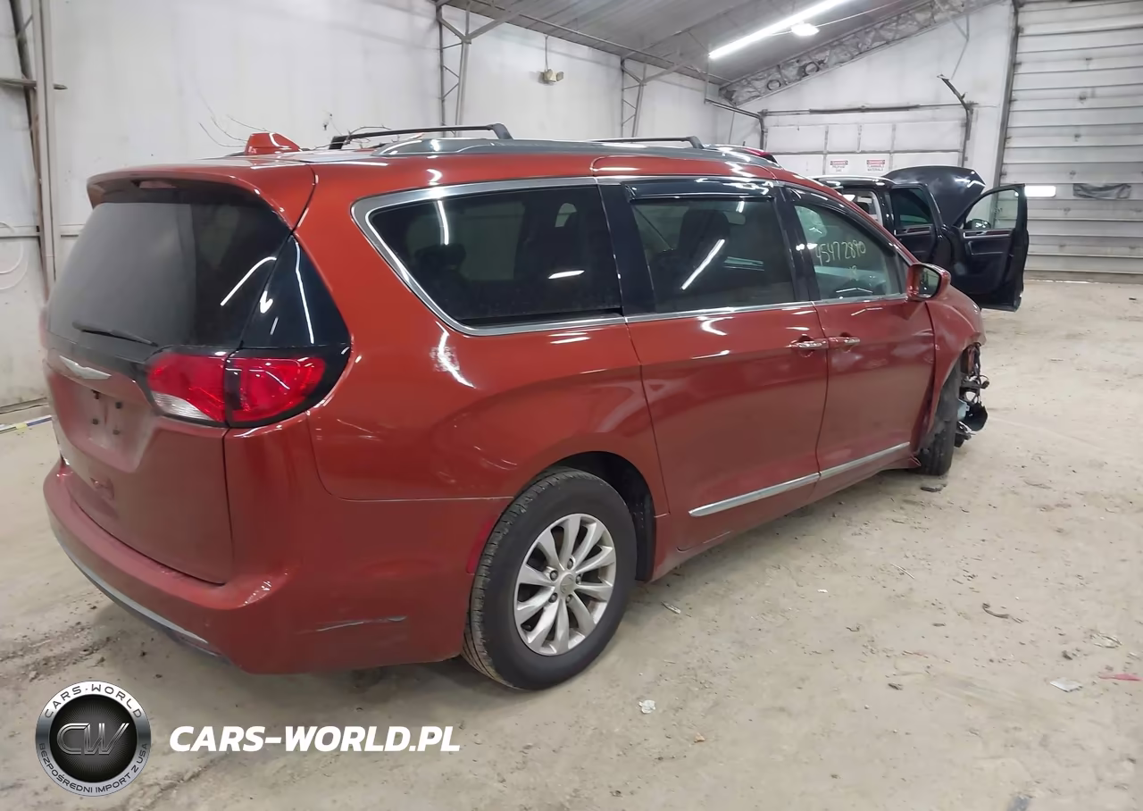 2018 Chrysler Pacifica Touring L VIN:2C4RC1BG2JR175016 - 4