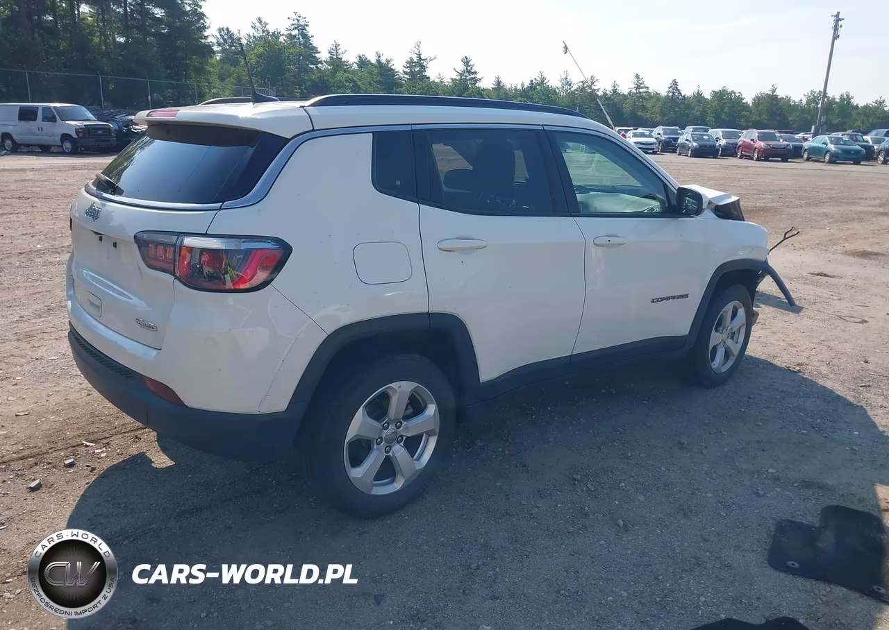 2019 Jeep Compass Latitude 4X4 VIN:3C4NJDBB4KT670052 - 4