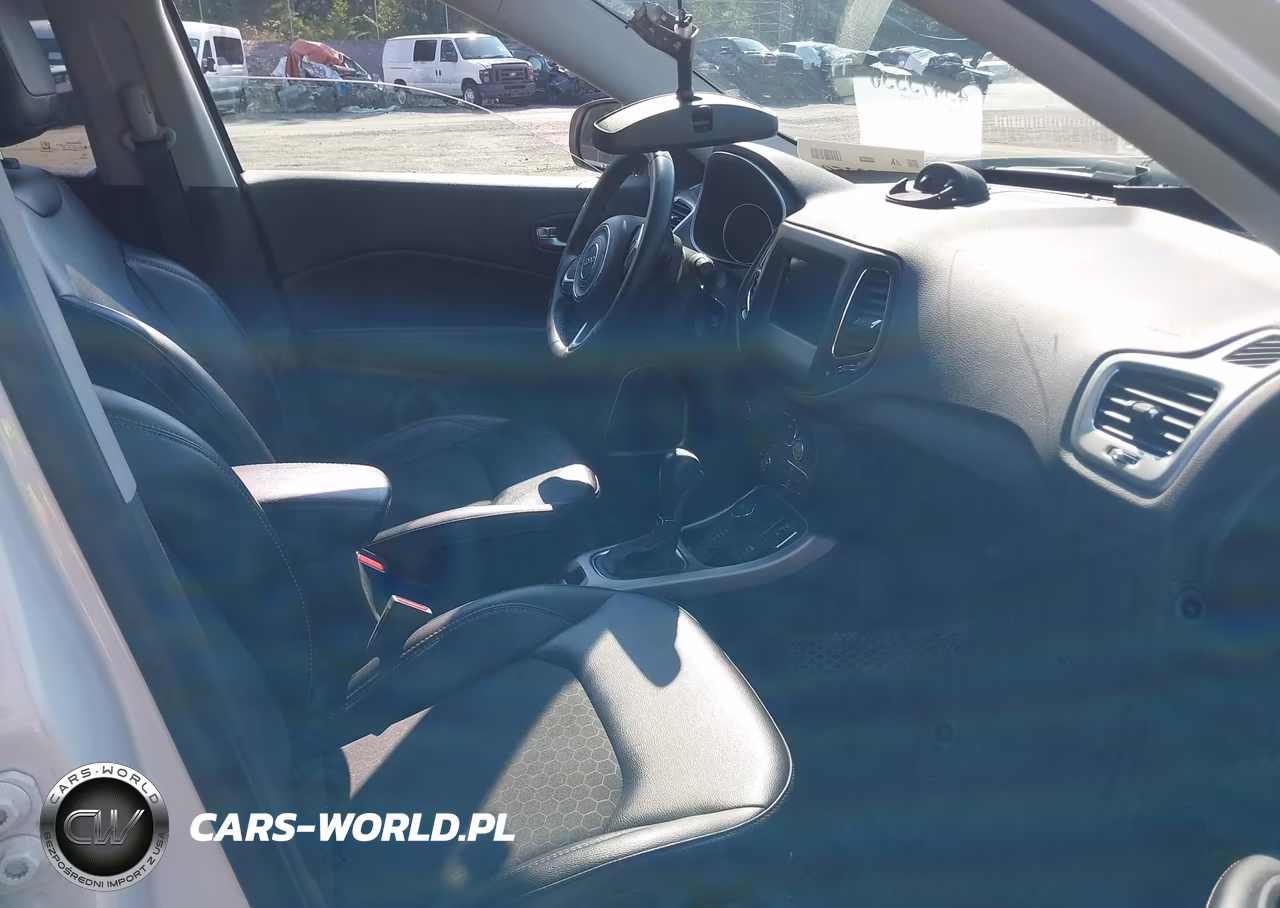 2019 Jeep Compass Latitude 4X4 VIN:3C4NJDBB4KT670052 - 5