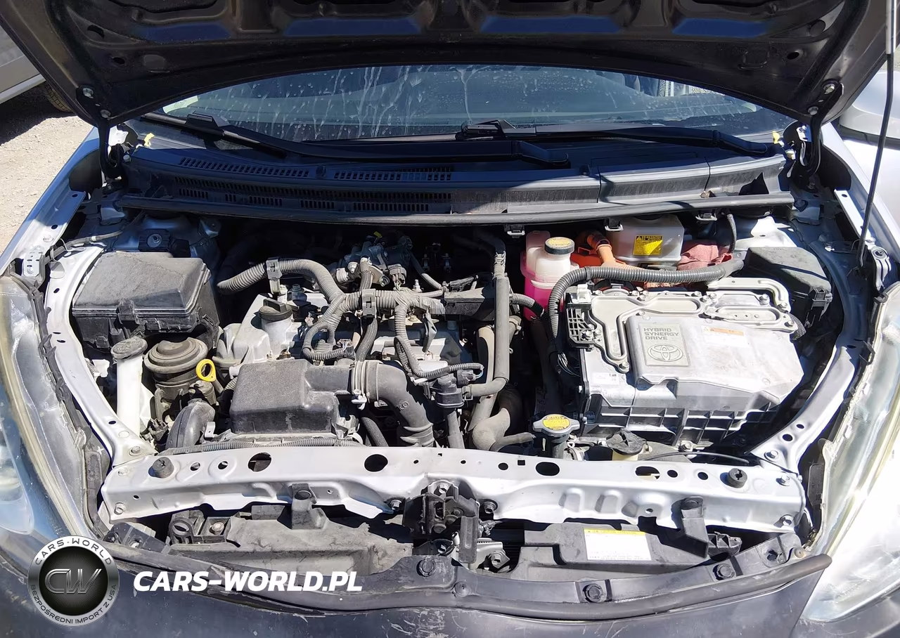2015 Toyota Prius C Two VIN:JTDKDTB38F1586195 - 10