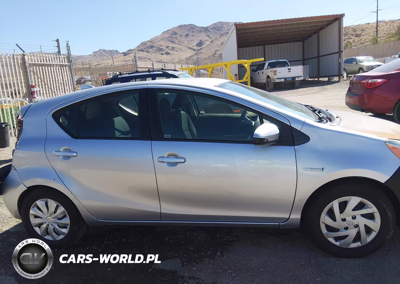 2015 Toyota Prius C Two VIN:JTDKDTB38F1586195 - 13
