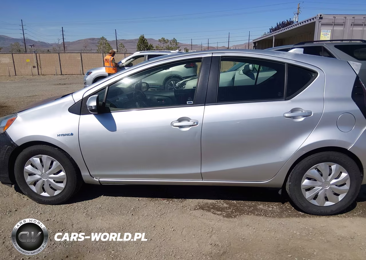 2015 Toyota Prius C Two VIN:JTDKDTB38F1586195 - 14
