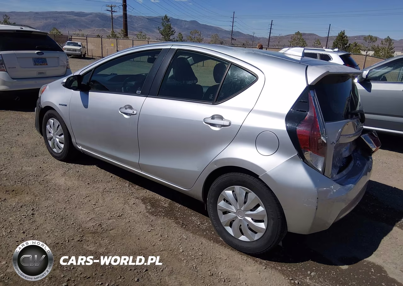 2015 Toyota Prius C Two VIN:JTDKDTB38F1586195 - 3