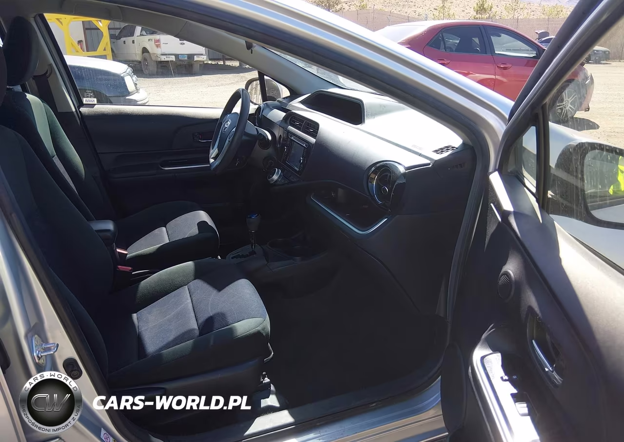 2015 Toyota Prius C Two VIN:JTDKDTB38F1586195 - 5