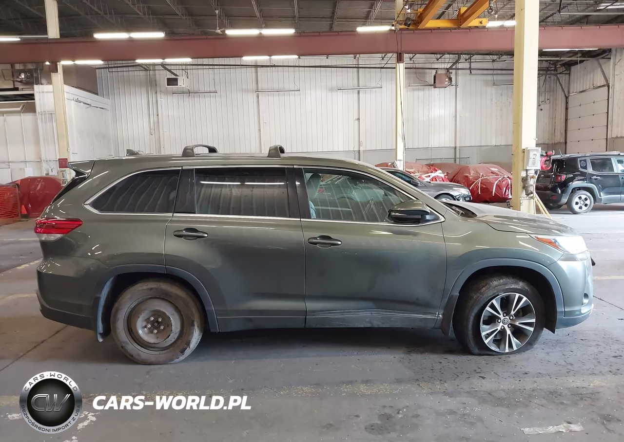 2018 Toyota Highlander Le Plus VIN:5TDBZRFH2JS880360 - 13