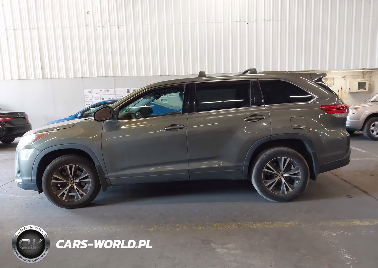 2018 Toyota Highlander Le Plus VIN:5TDBZRFH2JS880360 - 14