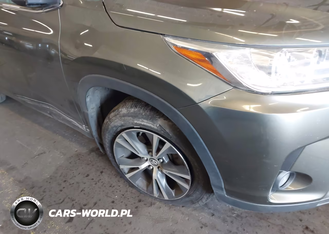 2018 Toyota Highlander Le Plus VIN:5TDBZRFH2JS880360 - 6