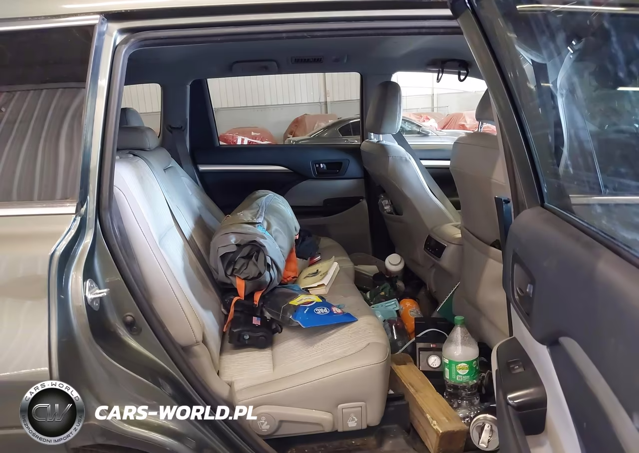 2018 Toyota Highlander Le Plus VIN:5TDBZRFH2JS880360 - 8