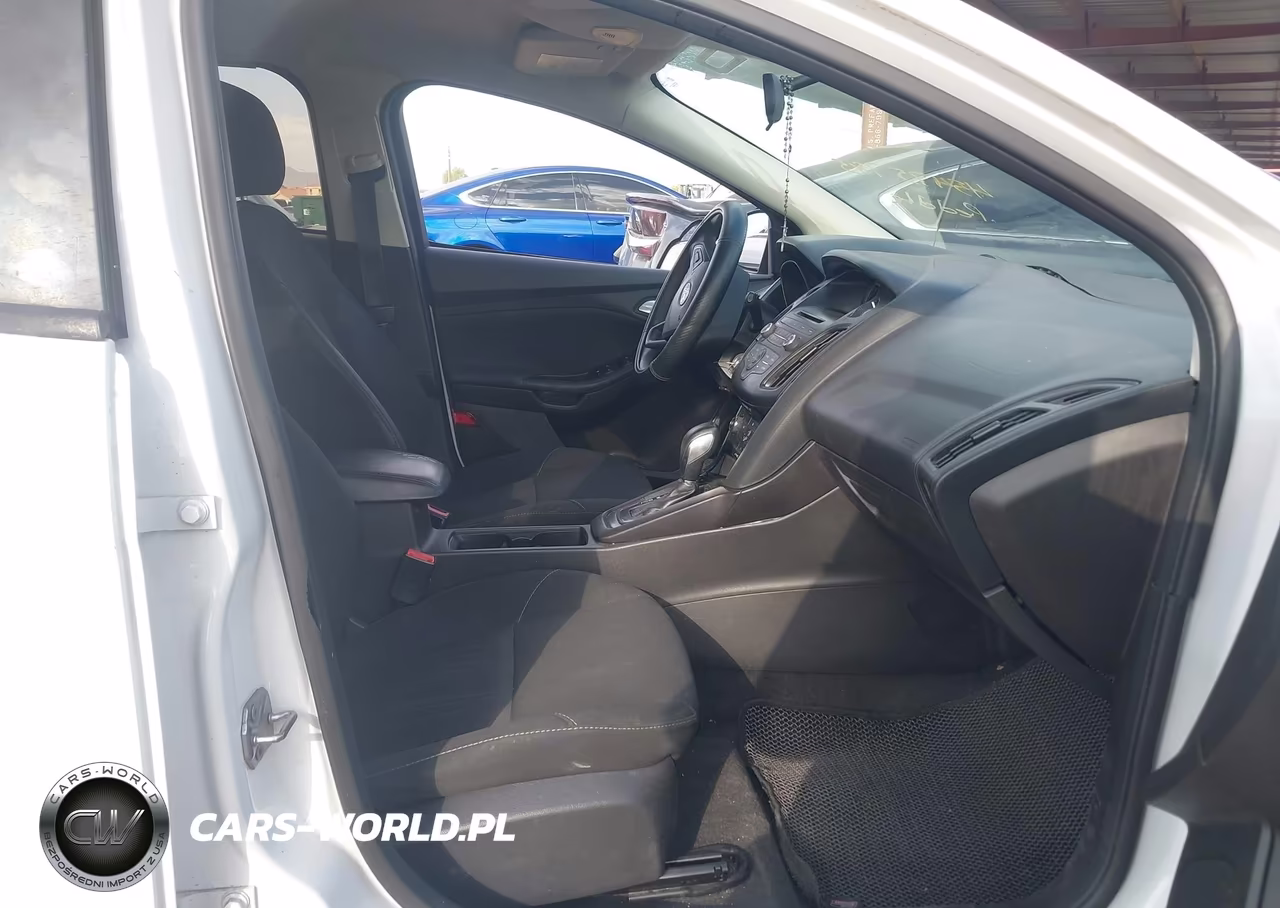 2017 Ford Focus Se VIN:1FADP3K23HL217376 - 5