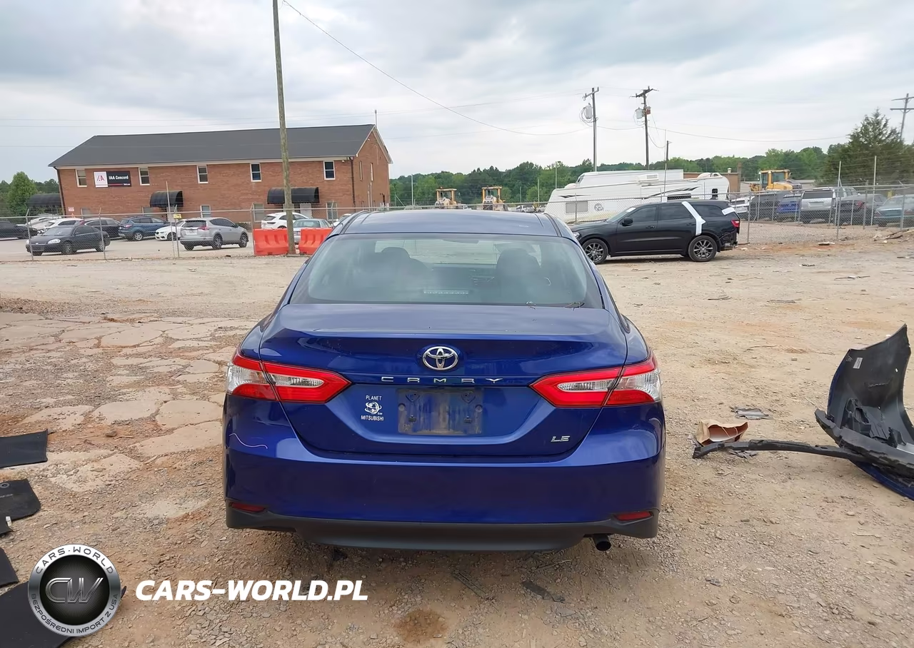 2018 Toyota Camry Le VIN:4T1B11HK3JU524637 - 17