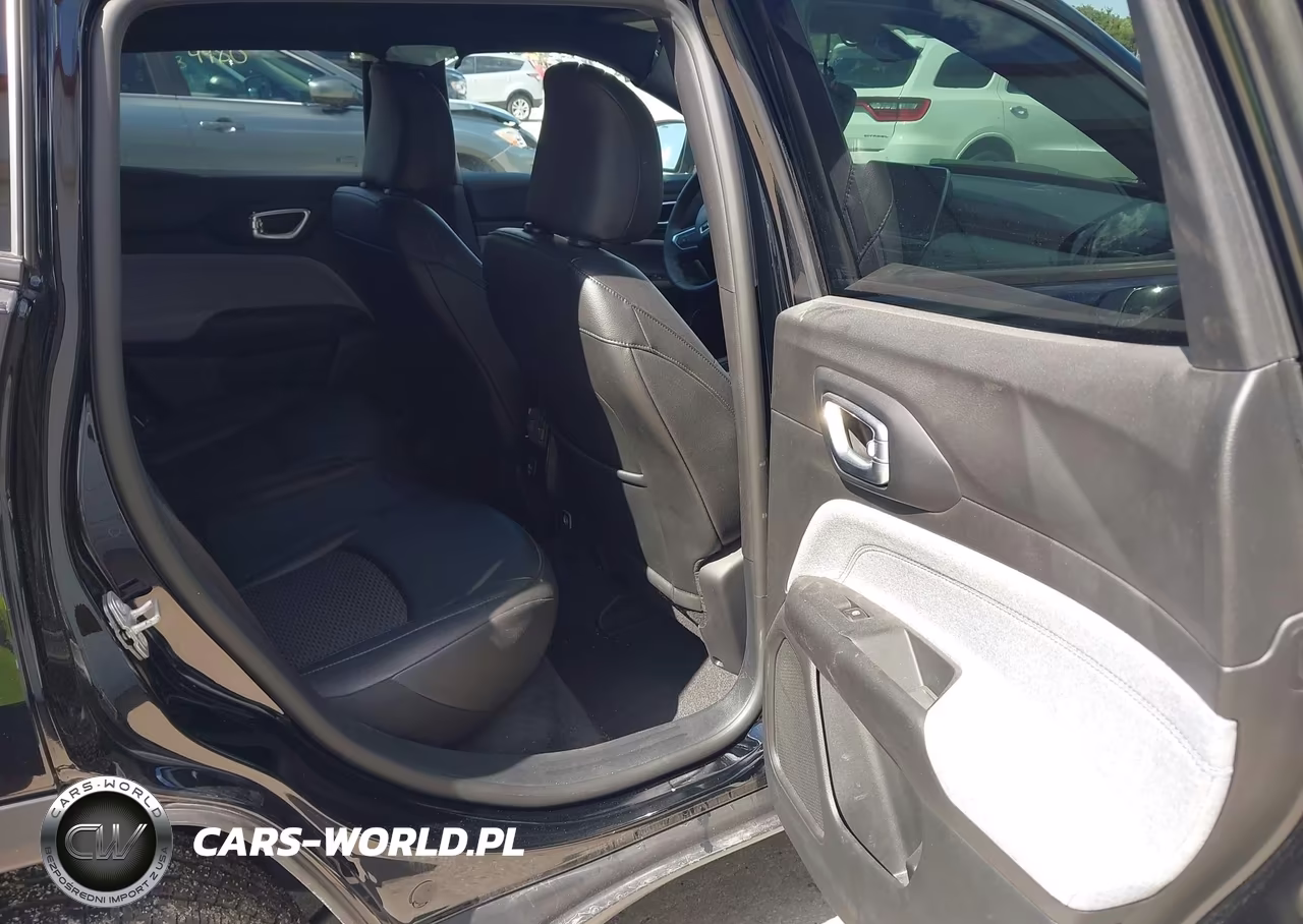2025 Jeep Compass Latitude 4X4 VIN:3C4NJDBN6ST602135 - 8