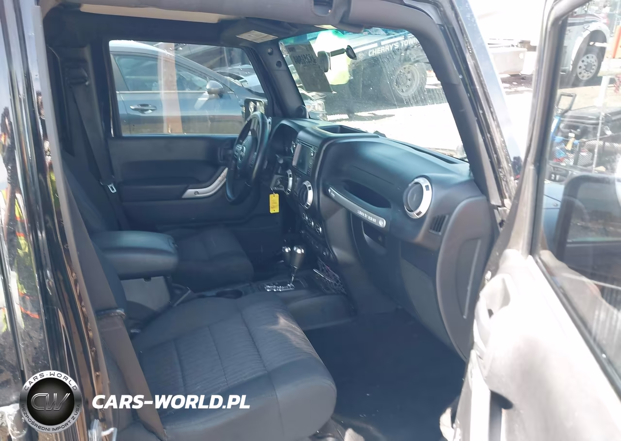 2012 Jeep Wrangler Unlimited Sahara VIN:1C4BJWEG6CL179484 - 5