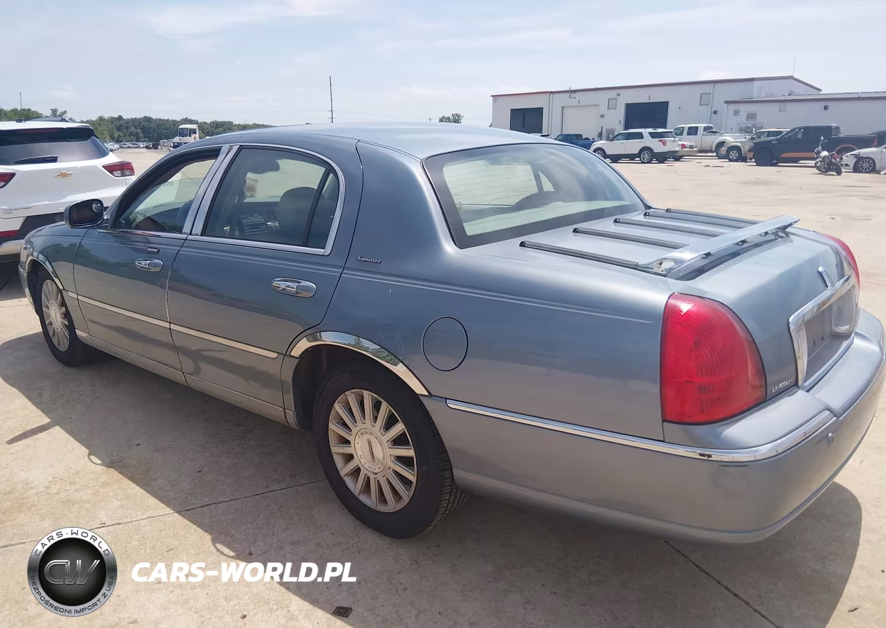 2004 Lincoln Town Car Signature VIN:1LNHM81W44Y644886 - 3