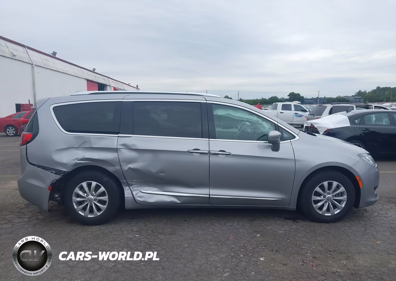 2018 Chrysler Pacifica Touring L VIN:2C4RC1BG3JR211439 - 13
