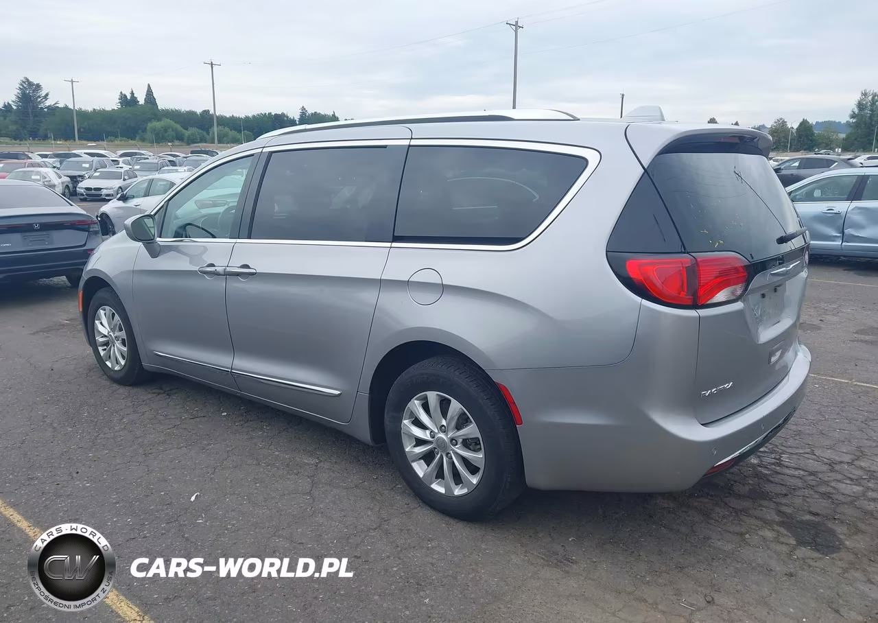 2018 Chrysler Pacifica Touring L VIN:2C4RC1BG3JR211439 - 3