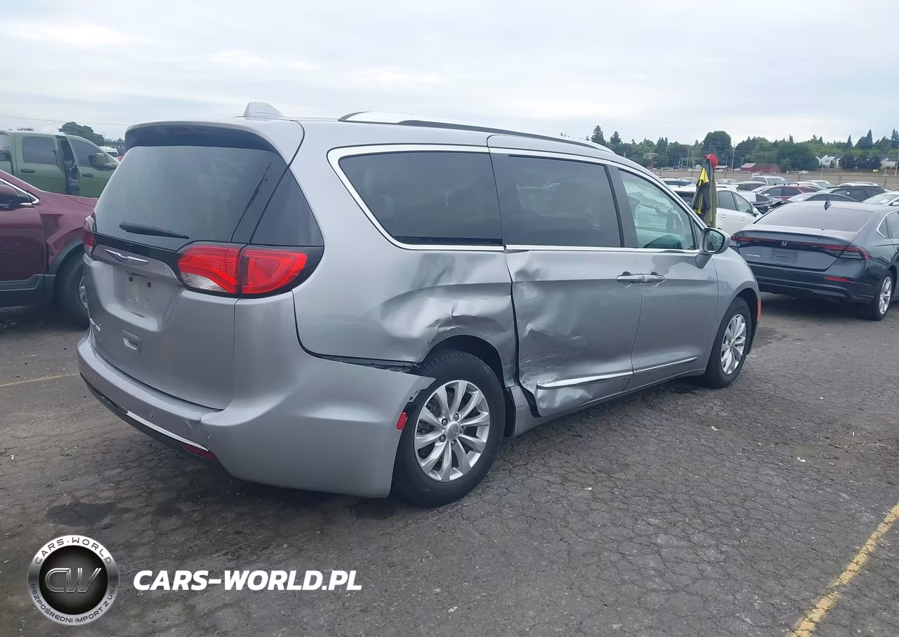 2018 Chrysler Pacifica Touring L VIN:2C4RC1BG3JR211439 - 4